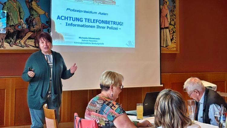 Michaela Gönnenwein vom Polizeipräsidium Aalen (links)